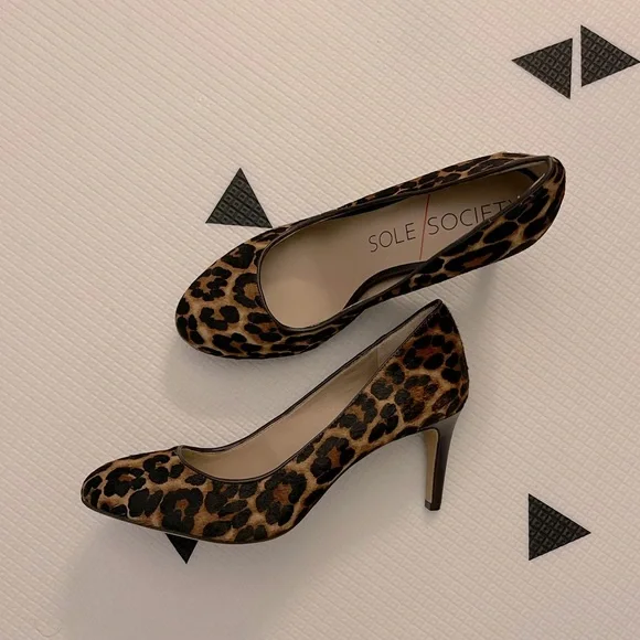 Pointed toe hot sale leopard heels
